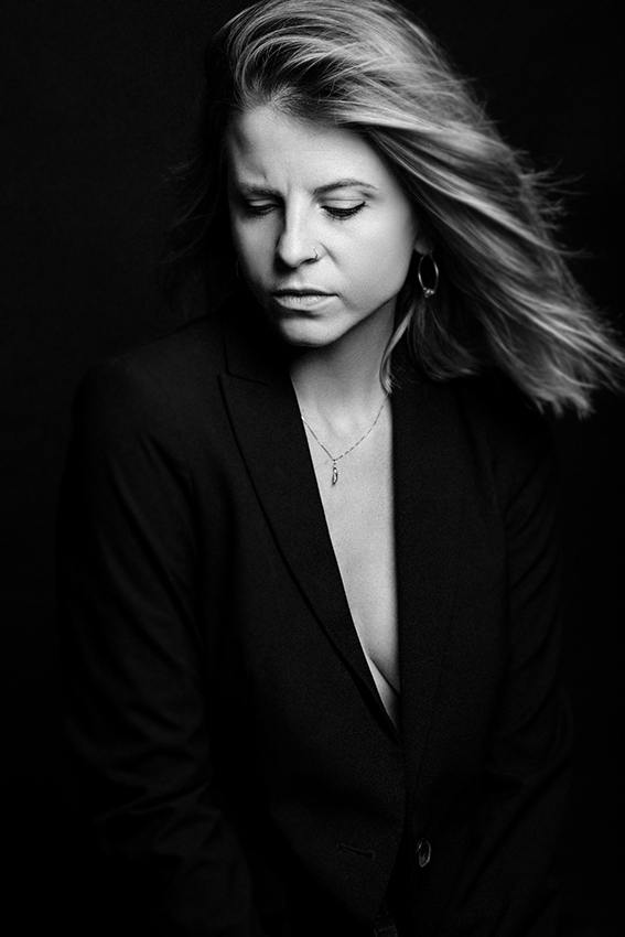 Portrait femme shooting séance photo studio par le photographe Sylvain Gelineau portraitiste à Toulouse