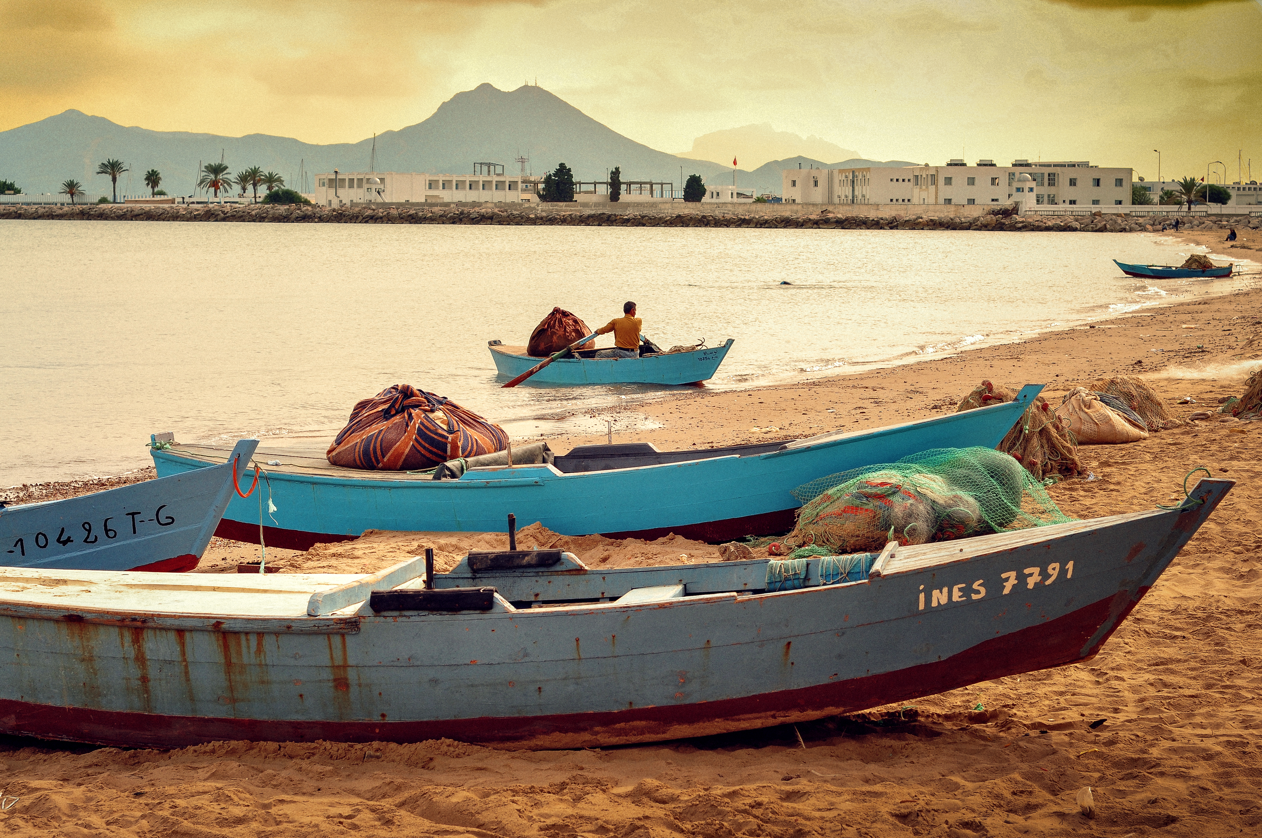 Pêcheur en barque dans la baie de Tunis en Tunisie par Sylvain Gelineau Photographe Professionnel Toulouse