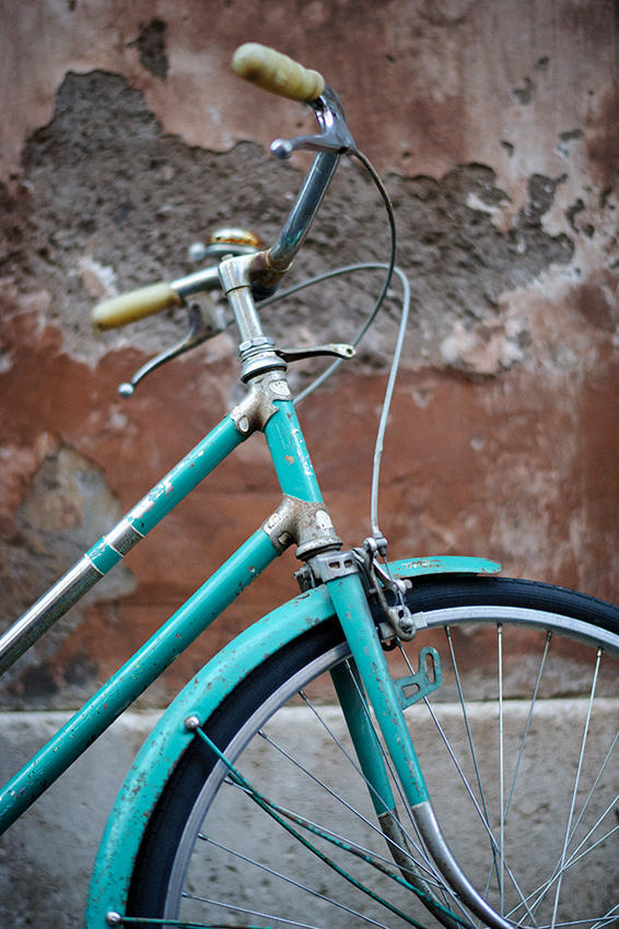Vélo contre un mur de Rome par Sylvain Gelineau Photographe Professionnel à Toulouse